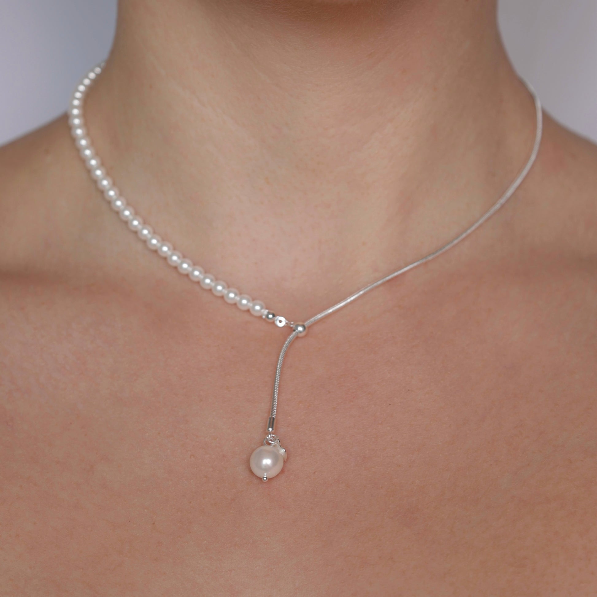 Dommsi-nastavitelny-nahrdelnik-striebro-krasna-si