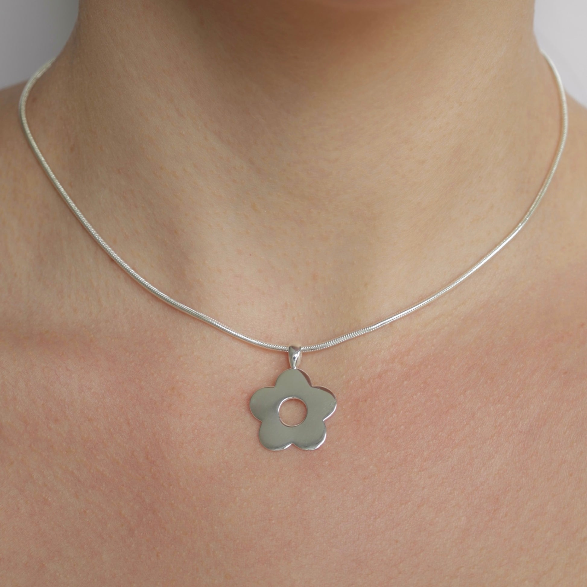 Dommsi-nastavitelny-nahrdelnik-striebro-stastna-si